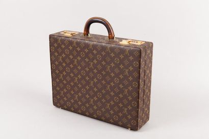 null Louis VUITTON circa 1970

Valise "Président" en toile monogram, poignée en cuir...