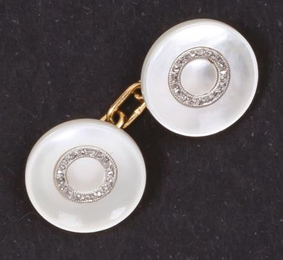 null Paire de boutons de manchettes en or jaune et or gris ornés de nacre et diamants...