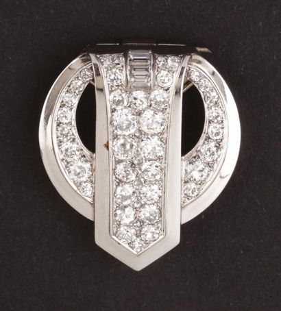 CHAUMET Clip de revers en forme de boucle en or gris serti de diamants taillés en...