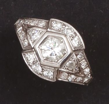 null Bague en platine godronné à décor géométrique ornée de diamants taillés en brillant...