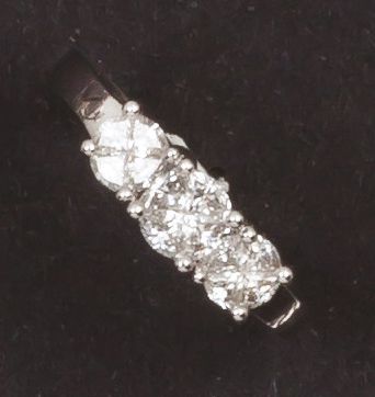 null Bague en or gris ornée de diamants troidia.
Tour de doigt: 54.
P. 4,1 g.
