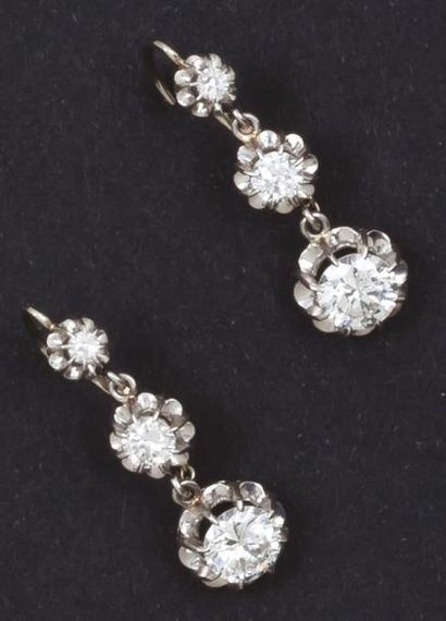 null Paire de pendants d'oreilles en or gris ornés chacun de trois diamants taillés...