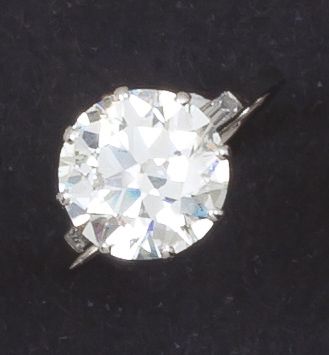 null Bague solitaire en platine ornée d'un diamant taillé en brillant épaulé de deux...