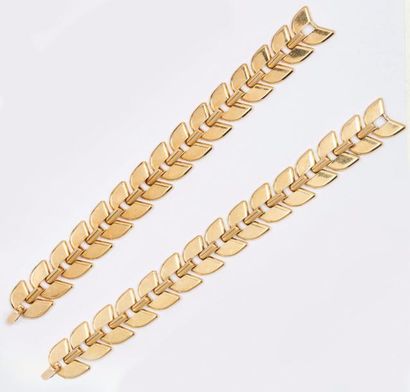 BOUCHERON "Epis" - Deux Bracelets articulés en or jaune pouvant former un collier.
Signés...