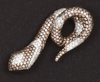 null Pendentif "Serpent" en or gris ornée d'un pavage de diamants blancs et diamants...