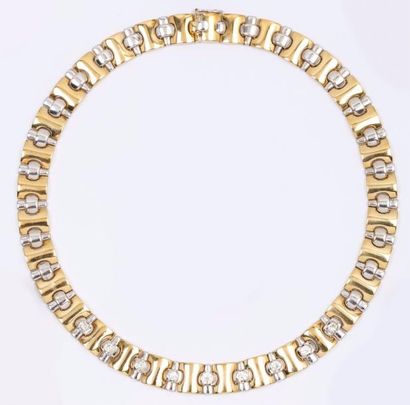 KRIA Collier articulé en or de deux couleurs, orné en son centre de neuf diamants...