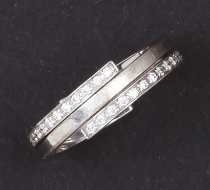 DINH VAN "Spirale" - Double anneau en or gris à décor géométrique, l'un serti de...