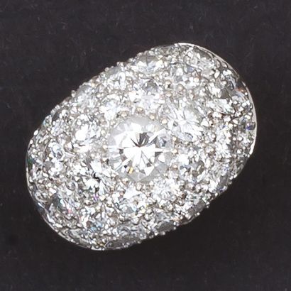 MAUBOUSSIN Importante bague boule en or gris pavée de diamants taillés en brillant....