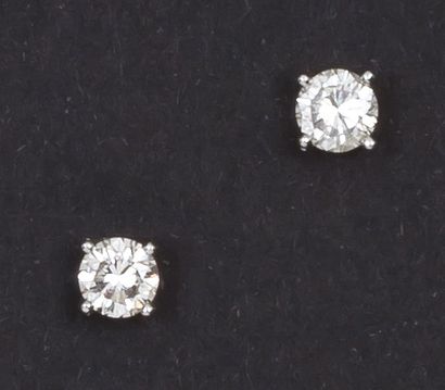 null Paire de boutons d'oreilles en or gris ornés chacun d'un diamant taillé en brillant.
Poids...