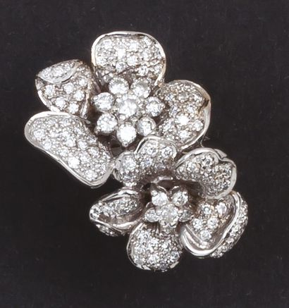 null Bague "double Fleur" en or gris entièrement sertie de diamants taillés en brillant,...