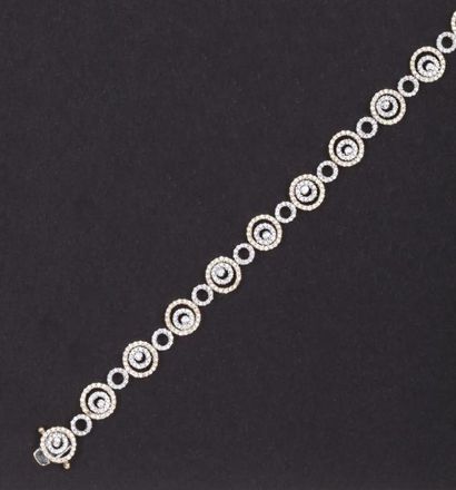 null Bracelet en or jaune et or gris à motifs de "spirales" serti de diamants taillés...
