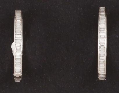 null Paire d'anneaux d'oreilles en or gris ornés chacun de diamants baguette.
Poids...