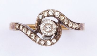 null Bague "Tourbillon" en or jaune ornée d'un diamant taillé en brillant dans un...