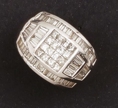 null Bague en or gris ornée d'un pavage de diamants princesse bordé de lignes de...