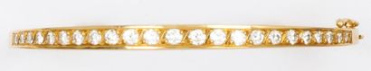 null Bracelet rigide ouvrant en or jaune orné d'une ligne de diamants taillés en...