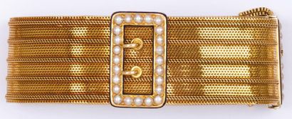 null Bracelet "Ceinture" en or jaune orné d'émail bleu et de demi-perles. XIXe siècle.
P....