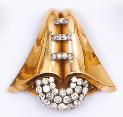 null Clip "Double corne d'abondance" en platine et or jaune ornée de diamants taillés...