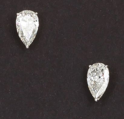 null Paire de boucles d'oreilles en or gris ornées chacune d'un diamant taillé en...