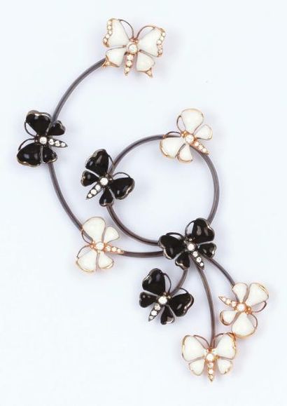 Lydia COURTEILLE Paire de pendants d'oreilles en or noirci à décor de "Papillons"...