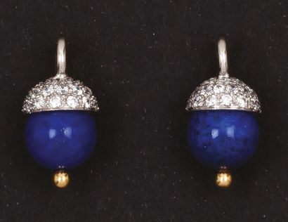 null Deux pendentifs en or gris ornés de boules de lapis-lazuli surmontés de diamants...
