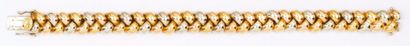 POIRAY "Tresse" - Bracelet en or de trois couleurs tressés.
Signé Poiray et numéroté.
Longueur:...