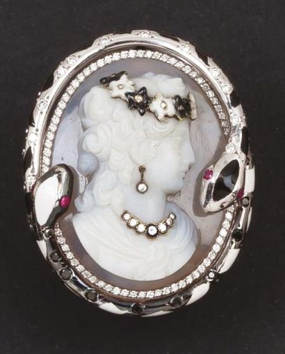 Lydia COURTEILLE Bague en or gris et émail ornée d'un camée sur agate figurant une...