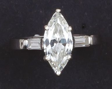 null Bague en platine et or gris ornée d'un diamant de taille navette calibrant 1,60...