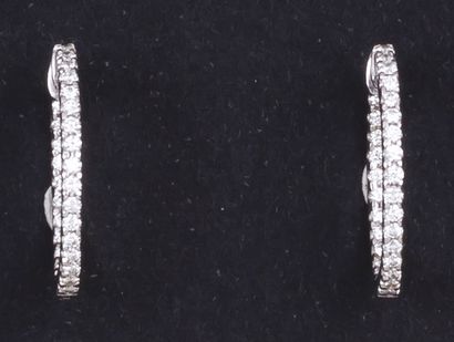 null Paire d'anneaux d'oreilles en or gris ornés chacun de diamants taillés en brillant.
P....