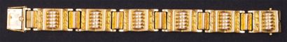 null Bracelet "Tank" en or jaune et or rose à décor de godrons.
Vers 1940.
Longueur:...