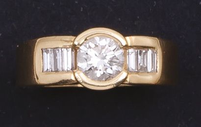 null Bague jonc en or jaune ornée d'un diamant taillé en brillant en serti clos bordé...