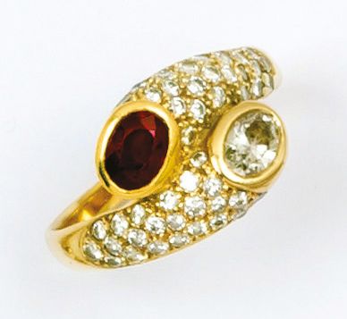 null Bague "Toi et Moi" en or jaune ornée d'un diamant ovale et d'un rubis ovale...