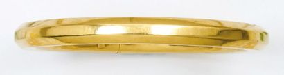 null Bracelet jonc ouvrant en or jaune.
P. 25,4 g.