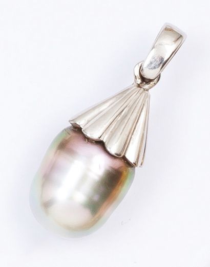 null Pendentif en or gris orné d'une perle de culture grise de Tahïti.
P. 8,2 g.