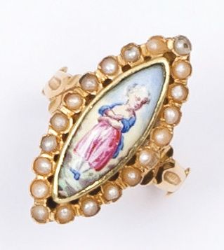 null Bague "Marquise" en or jaune ornée d'un personnage peint sur émail dans un entourage...