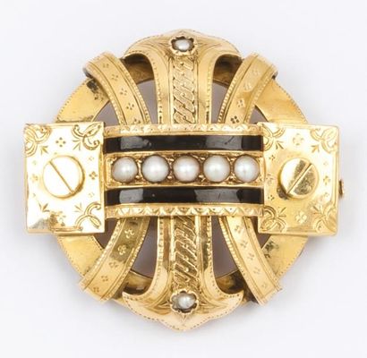 null Broche en or jaune ciselé et émaillé ornée de demi-perles. Epoque Napoléon III.
P....