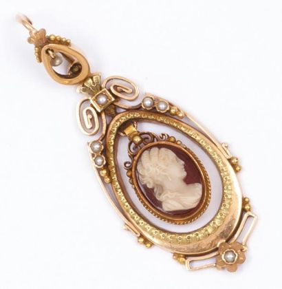 null Paire de pendants d'oreilles en or jaune ciselé ornés chacun d'un camée d'agate...