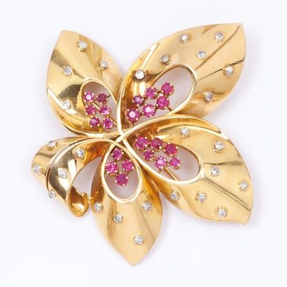 null BOUCHERON - Broche "Fleur" en platine et or jaune ajouré ornée de diamants taillés...