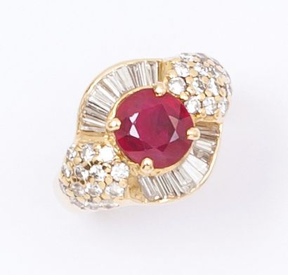 null Bague en or jaune ornée d'un rubis facetté entouré de diamants baguette et bordé...