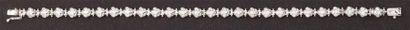 null Bracelet articulé en or gris orné de demi-sphères serties de diamants taillés...