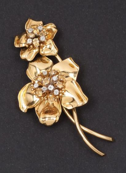 null CARTIER - Broche "Fleurs" en or jaune ornée de diamants taillés en brillant...