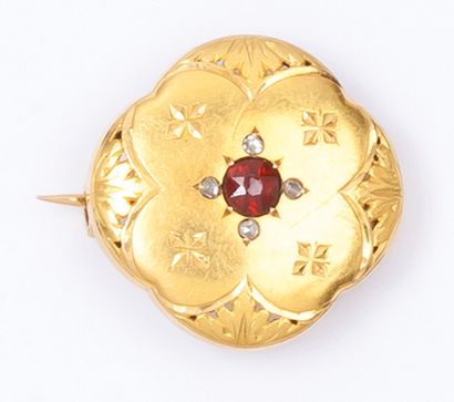 null Broche en or jaune ornée d'un grenat et de diamants taillés en rose. P. 3,8...