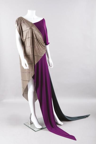 Gianni VERSACE circa 1980 Mini robe en jersey de soie violet, kaki, finissant devant...
