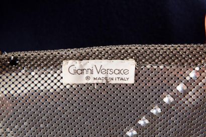 Gianni VERSACE circa 1980 Mini robe en jersey de soie violet, kaki, finissant devant...