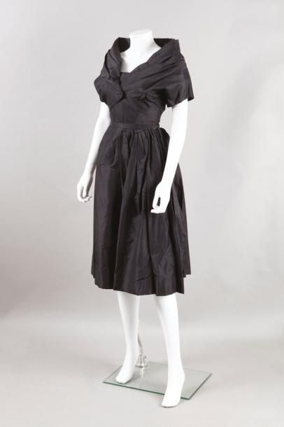 Christian DIOR Printemps - Eté 1953
Ensemble de cocktail en soie façonnée noire à...