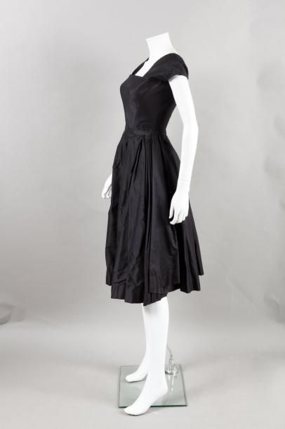 Christian DIOR Printemps - Eté 1953
Ensemble de cocktail en soie façonnée noire à...