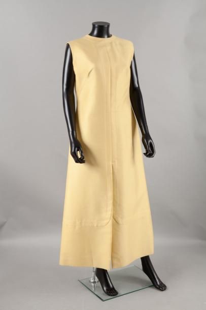 ANONYME circa 1970 Robe longue en laine et soie jaune, ras du cou, sans manches effet...