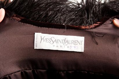 Yves SAINT LAURENT Veste en velours de soie marron, encolure ronde gansée de marabout,...