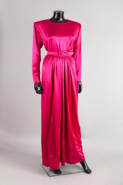 Yves SAINT LAURENT Ensemble en satin de soie fuchsia composé d'une blouse ras du...