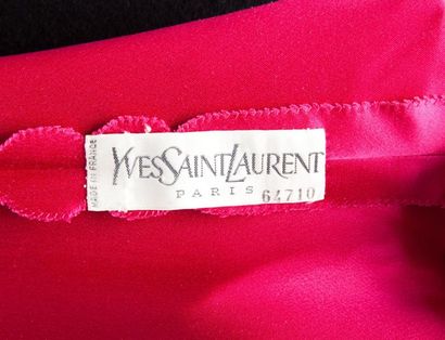 Yves SAINT LAURENT Ensemble en satin de soie fuchsia composé d'une blouse ras du...