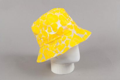 Vivienne WESTWOOD accessoires Circa 1990 Lot de deux chapeaux de pluie en PVC jaune...